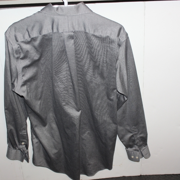 Nice dress shirt with a slight sheen to it - Picture 3 of 5